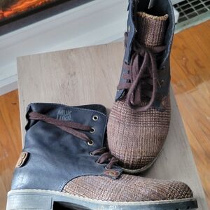 Muk Luks Women's Navy and Brown Knit Boots